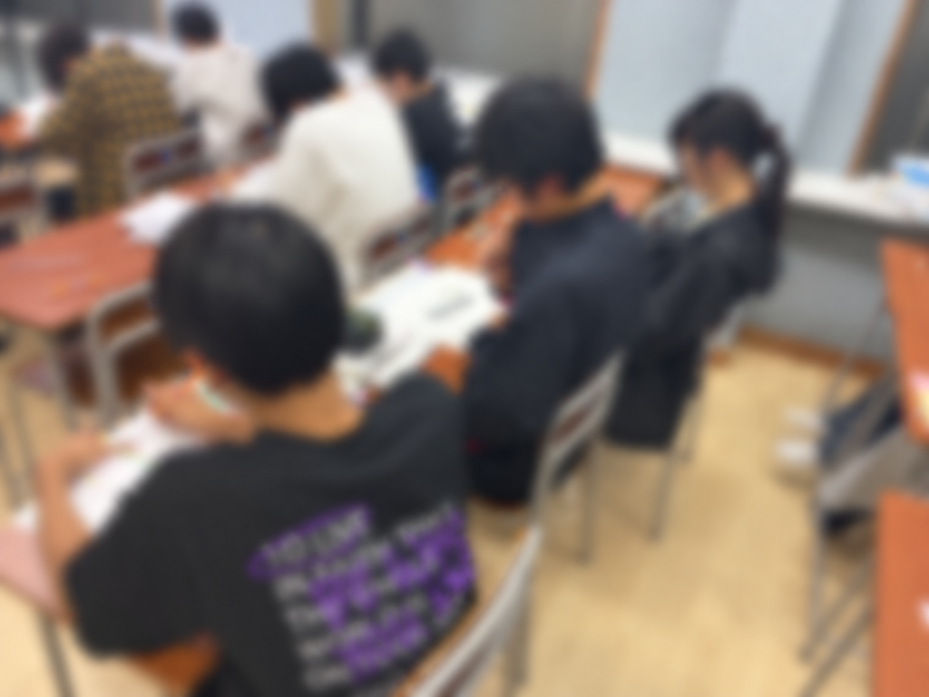 10to10で勉強に取り組む生徒たち。個人が特定されないよう全体をぼかした写真1。