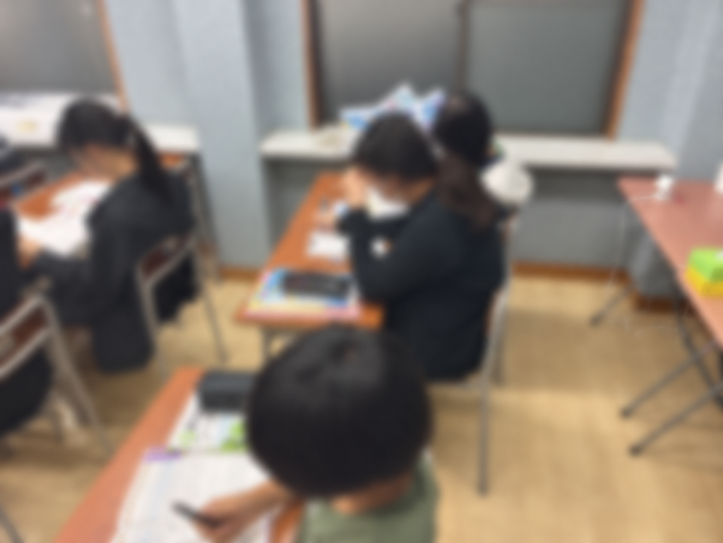 10to10で勉強に取り組む生徒たち。個人が特定されないよう全体をぼかした写真2。