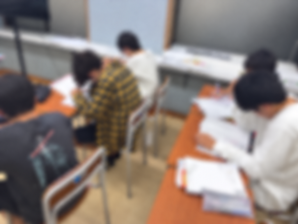 10to10で勉強に取り組む生徒たち。個人が特定されないよう全体をぼかした写真3。