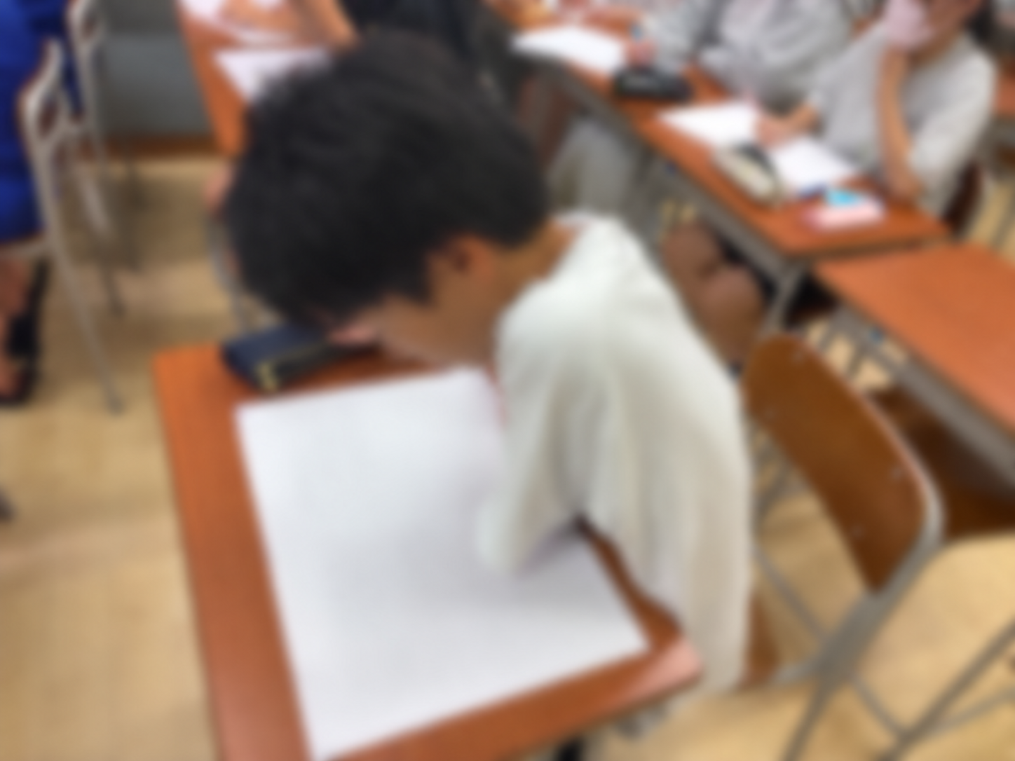 学習に取り組む生徒の様子(写真全体にぼかし加工)