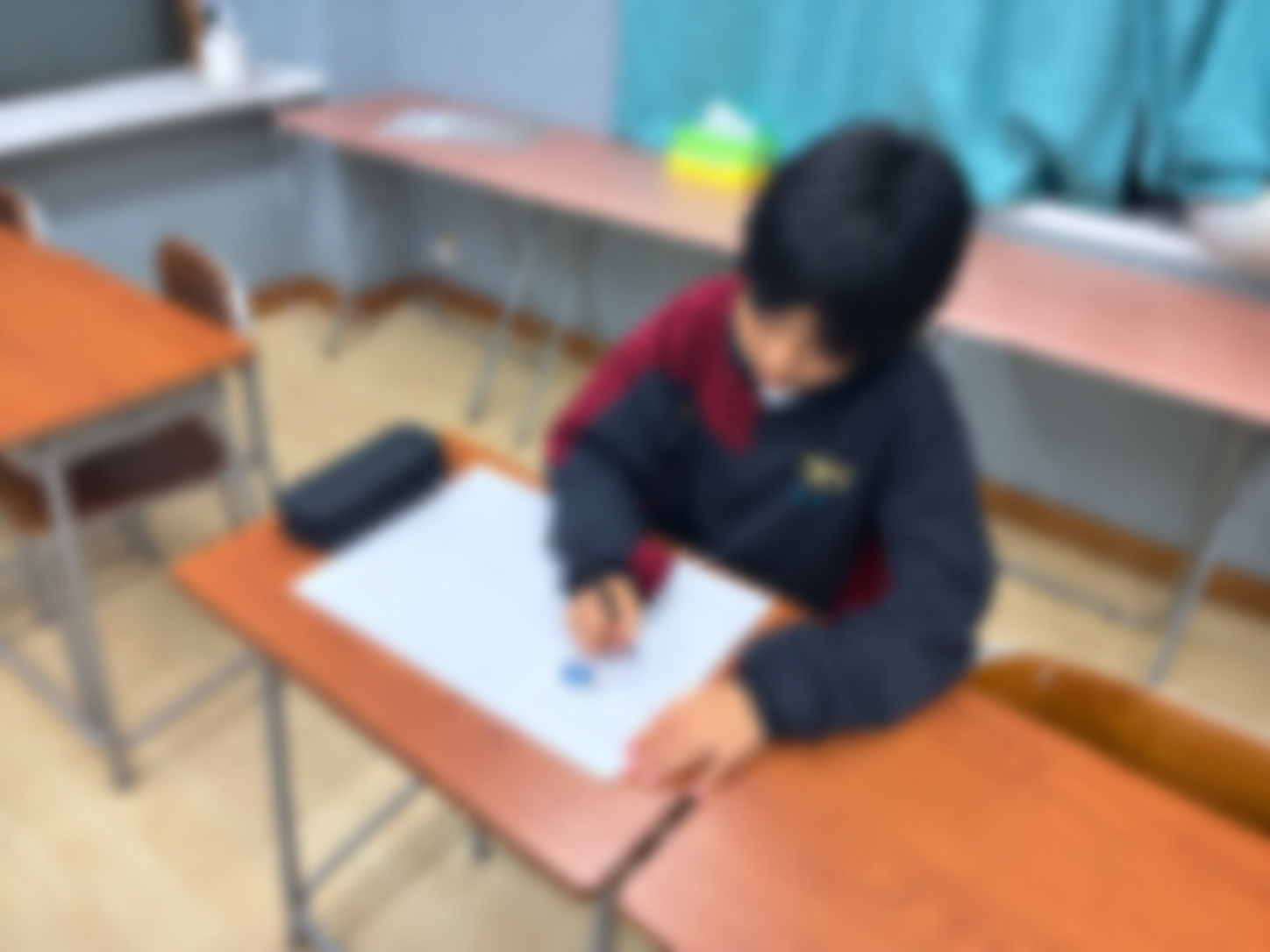 学習に取り組む生徒の様子(写真全体にぼかし加工)