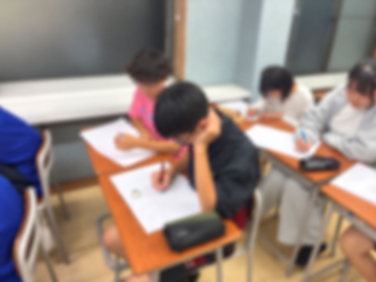 学習に取り組む生徒の様子(写真全体にぼかし加工)