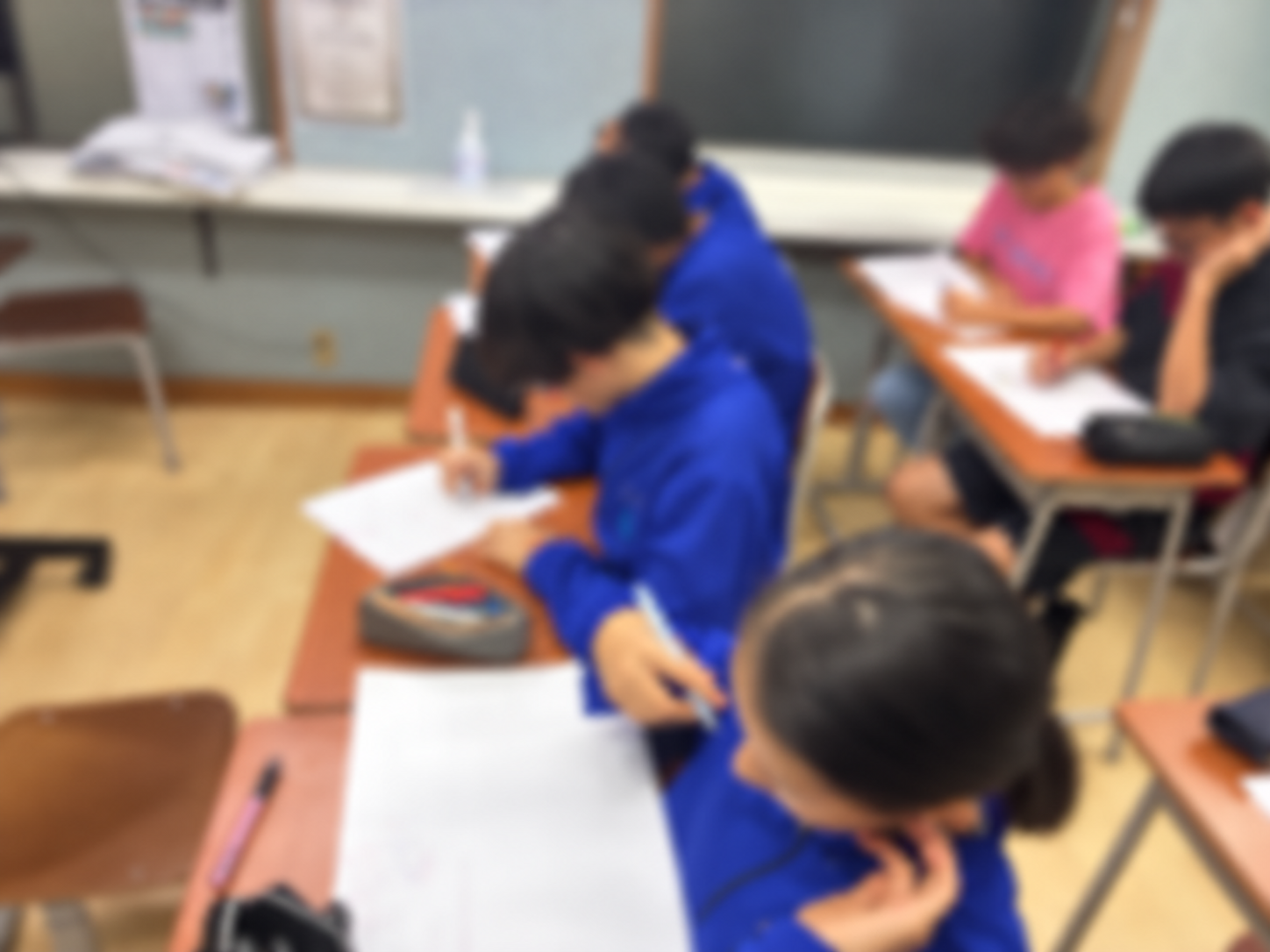 学習に取り組む生徒の様子(写真全体にぼかし加工)