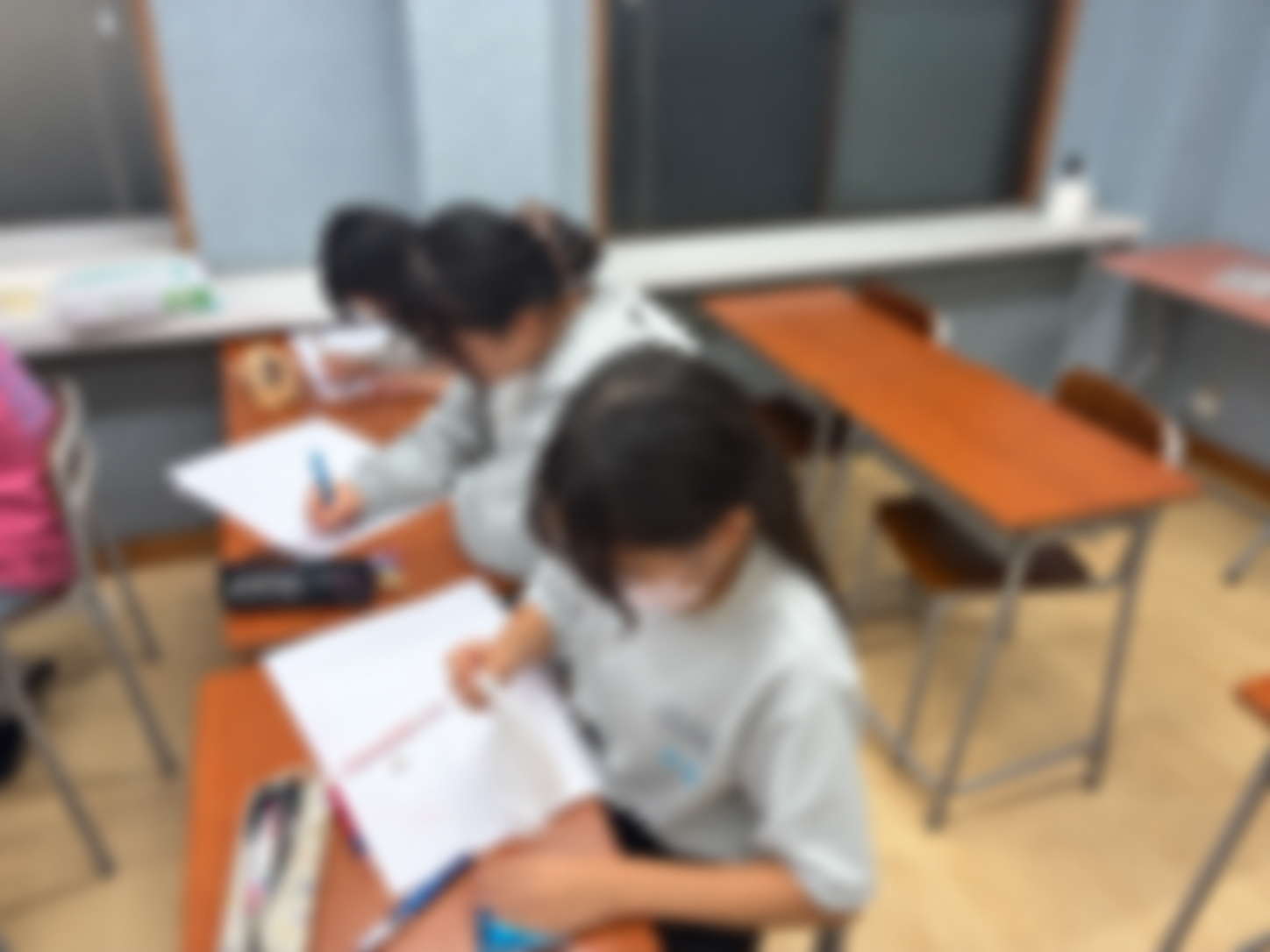 学習に取り組む生徒の様子(写真全体にぼかし加工)